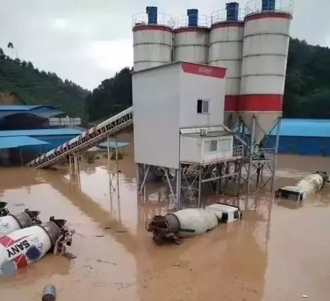 大雨過(guò)后,就知道混凝土攪拌站選址有多么重要了